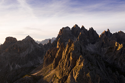 意大利拉瓦雷多三峰的日出
