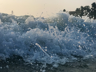 印度果阿，海浪冲向相机