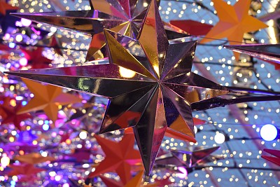 五彩缤纷的星星饰品，圣诞假日的挂饰，以五彩缤纷模糊的背景