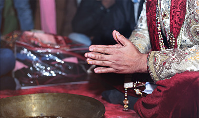 年轻的印度新郎在Sherwani婚纱坐在坐Fere，婚礼