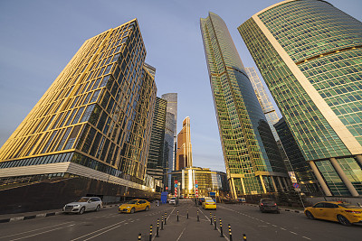 现代化的商业区有办公楼和摩天大楼与反光的正面。