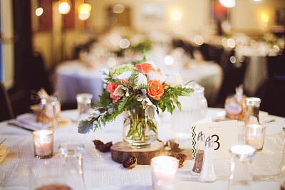美丽的花卉中心装饰婚礼或活动招待会