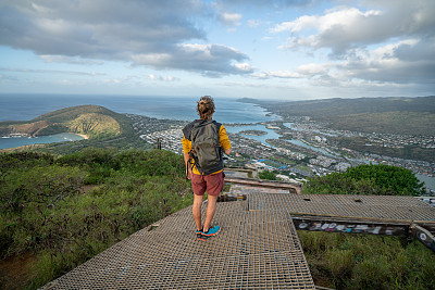 在美国夏威夷瓦胡岛俯瞰大海的山顶上的年轻人