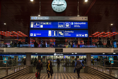 在普拉哈Hlavni Nadrazi火车站，捷克铁路Ceske Drahy的售票处和售票亭里，乘客们来来常常。