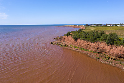 鸟瞰图红色海滩在阿盖尔海岸，王子爱德华岛，加拿大