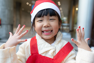 小孩子高兴地用化妆