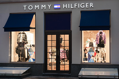 汤米·希尔费格晚上的入口和店面。