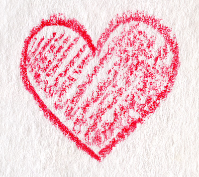 心的迹象。手绘爱情符号红粉色铅笔纹理在白纸上。模板为情人节设计