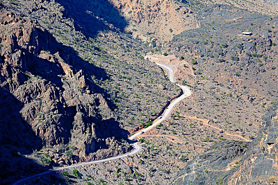 在阿曼，穿过Al Hajar山脉的崎岖道路