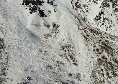 雪鸟滑雪场在冬季的高峰期，靠近犹他州盐湖城的瓦萨奇山脉