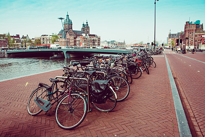 荷兰阿姆斯特丹阿姆斯特尔河码头上停放的自行车