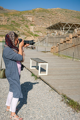 伊朗波斯波利斯遗址的女旅游摄影师