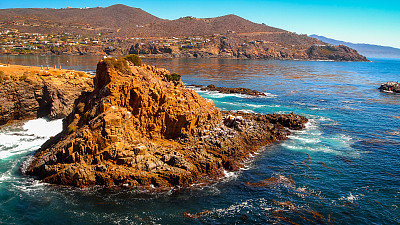 墨西哥太平洋海岸布法多拉附近的恩塞纳达海岸的全景。