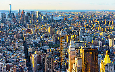 鸟瞰市中心和曼哈顿下城纽约市反射