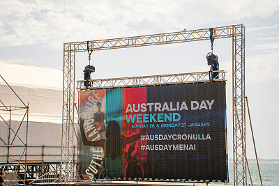 澳大利亚悉尼克罗努拉海滩上的澳大利亚国庆日庆祝标志