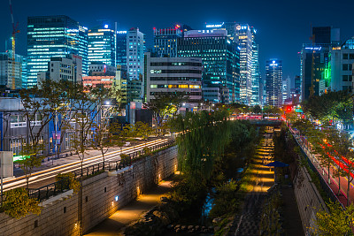 首尔清溪川溪，霓虹夜景下的韩国摩天大楼