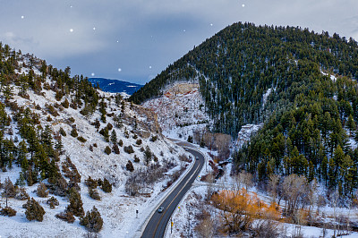 蒙大拿州雪山公路鸟瞰图