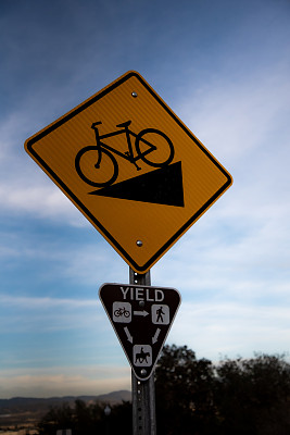 警告自行车路牌下坡和行人标志
