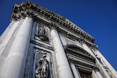 圣玛丽亚德拉敬礼门面(健康圣玛丽)，罗马天主教堂-威尼斯，意大利