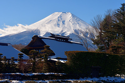 白雪覆盖的富士山，摄于山梨县大野hakkai