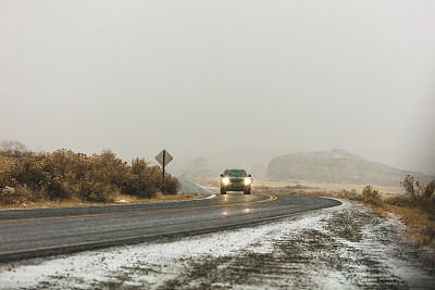 在冰雪潮湿的道路上驾驶美国西部冬季旅行系列