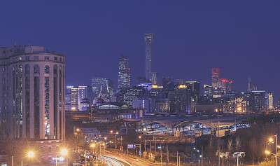 夜晚在北京中央商务区高楼林立的天际线上，中国城市的景观