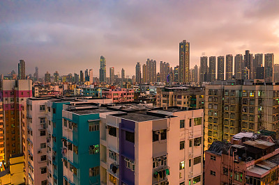 九龙之夜鸟瞰图，街道及公路上的灯光