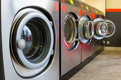 工业洗衣机排。纯洁的概念。