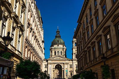 Zrinyi街和布达佩斯的圣斯蒂芬大教堂