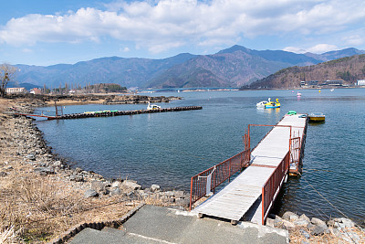 日本秋日的富士山和箱根湖