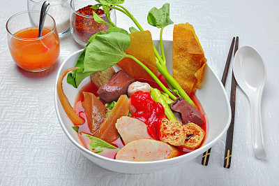 颜大佛泰国粉面汤，颜大佛粉面配海鲜汤。鱼丸、鱿鱼、炸馄饨、牵牛花、豆腐是泰国面馆的美味佳肴。