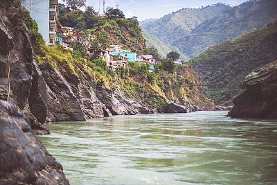 Alaknanda和Bhagirathi汇合成为恒河，Devprayag，北阿坎德邦，