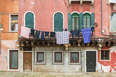 意大利威尼斯的传统房子，在晾衣绳上晾着衣服