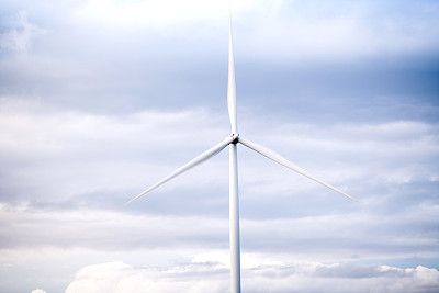 大自然的风力涡轮机和太阳能板与高压电线在山区清洁能源