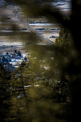 冬天在蒙大拿州的菲利普斯堡附近有一条长长的直路