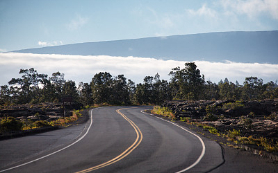 火山链路(夏威夷火山国家公园)与莫纳罗亚在背景