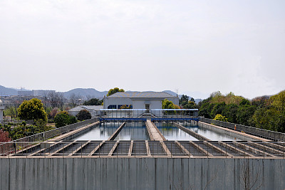 现代化的污水处理厂。利用活性污泥对污水进行曝气和生物净化的水池