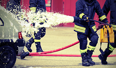 消防队员在火灾中带着呼吸器和氧气瓶