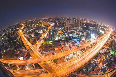 全景城市景观商业区(silom, Sathorn，曼谷，曼谷，泰国)从高空看高楼在黄昏