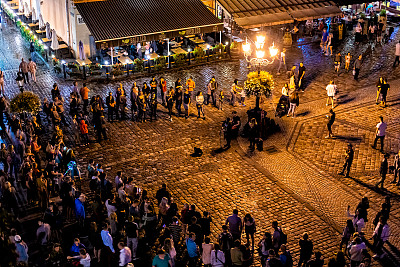 利沃夫老城集市广场上的音乐由海王星喷泉的音乐表演者演奏