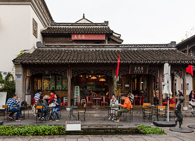 老门东步行街的传统中餐馆和旧时代建筑，人们在户外用餐