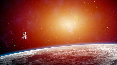 空间背景。宇航员与星云和太阳一起在地球上空飞行。