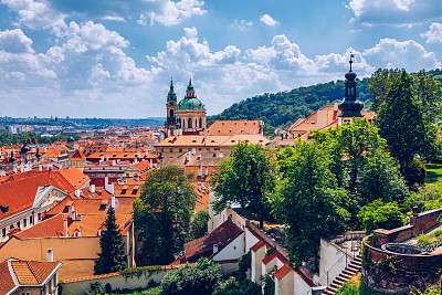 捷克共和国布拉格市的红色屋顶天际线俯视图。捷克首都布拉格鸟瞰图，赤陶瓦屋顶。布拉格的老城建筑，赤陶土屋顶。