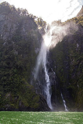 新西兰:米尔福德湾的斯特林瀑布