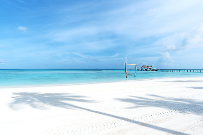 马尔代夫，有着白色沙滩和绿松石海的异国海滩