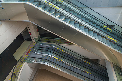 两层现代化的空自动扶梯楼梯