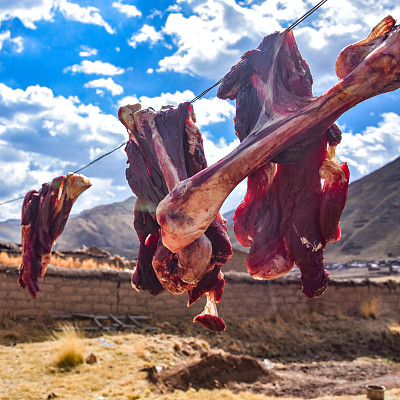 秘鲁库斯科农村，羊驼的肉和骨头挂在晾衣绳上晾干