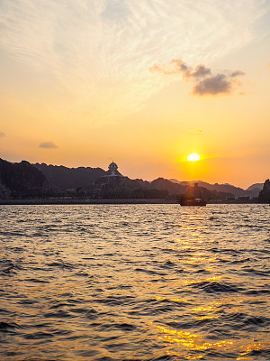 阿曼马斯喀特海岸线上的日落