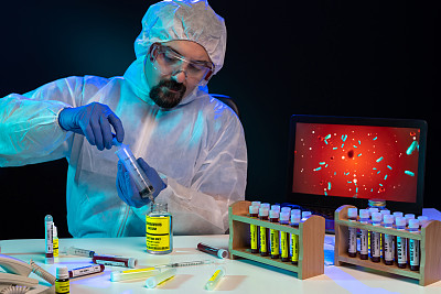 实验室科学家使用注射器和冠状病毒疫苗在实验室