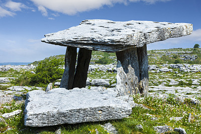 爱尔兰克莱尔郡Burren的Poulnabrone Dolmen门墓。